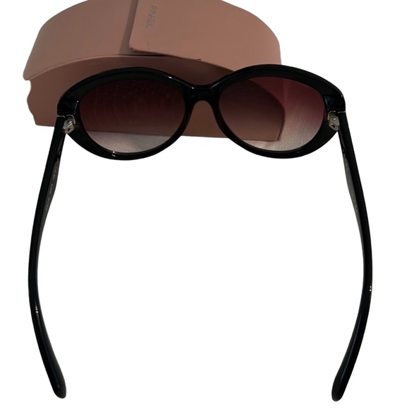 PRADA Ladies sunglasses new condition with a case - Picture 4 of 5